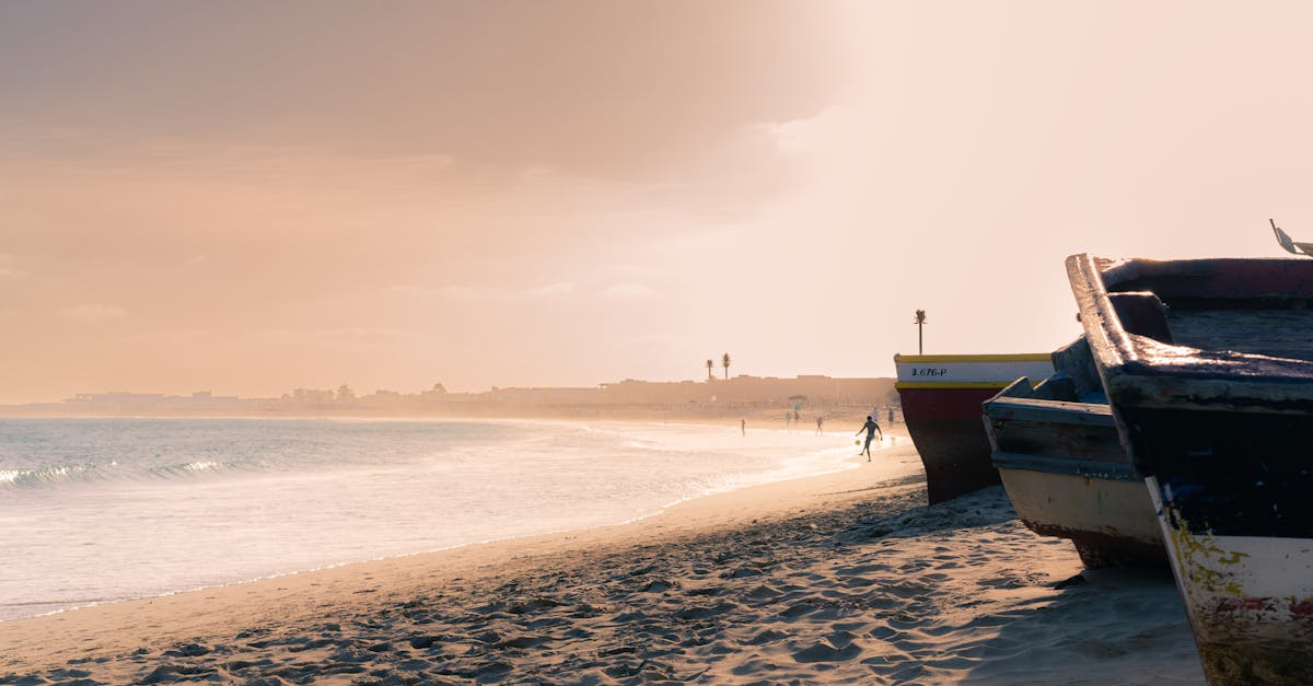 découvrez les îles du cap-vert, un véritable paradis tropical au large de l'afrique de l'ouest, avec ses plages de sable fin, ses paysages volcaniques et sa riche culture créole. parfait pour les amoureux de la nature et les aventuriers en quête de dépaysement.