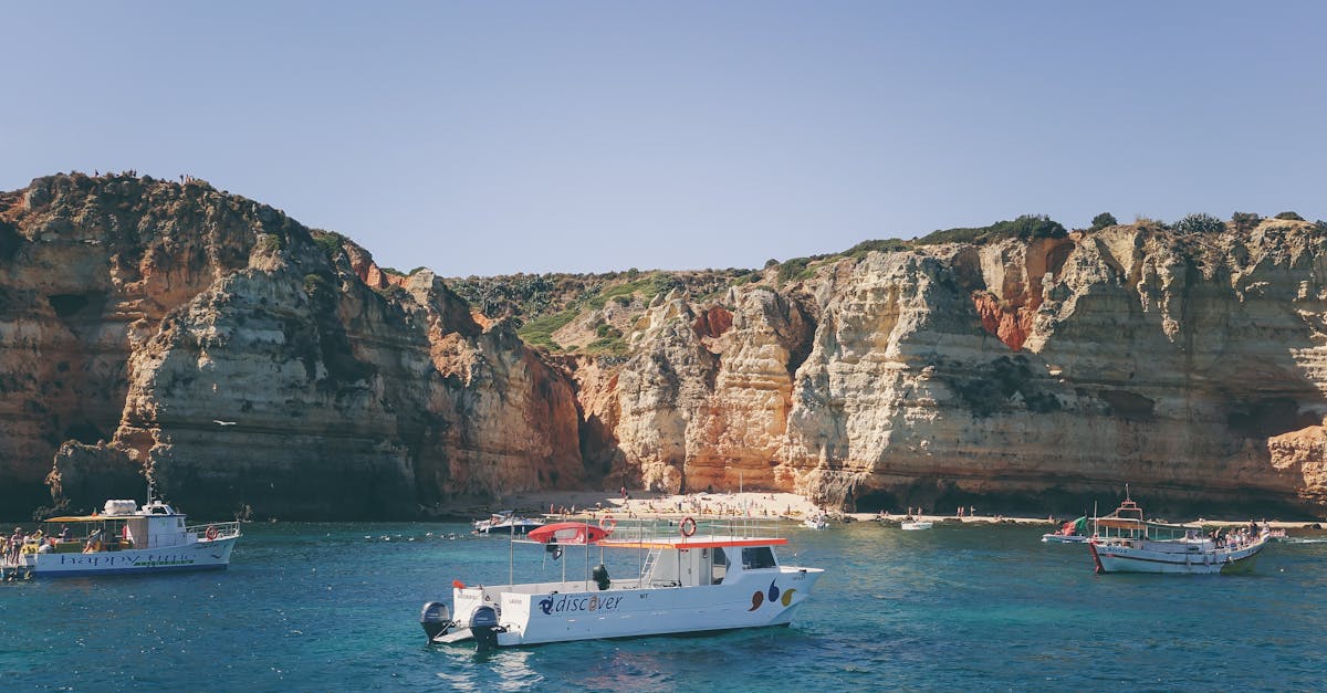découvrez l'algarve, une destination enchanteresse du sud du portugal, célèbre pour ses plages dorées, ses falaises spectaculaires et son climat ensoleillé. explorez ses charmants villages, savourez une cuisine savoureuse et plongez dans des activités nautiques excitantes dans cette région idyllique.