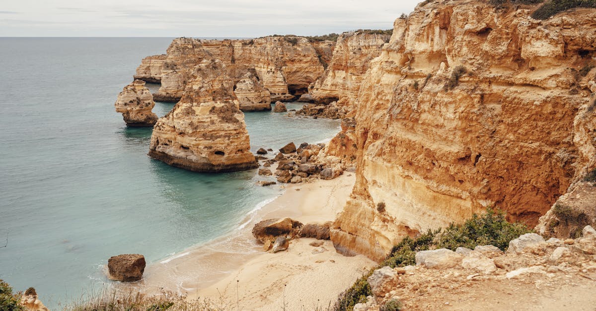 découvrez l'algarve, une région ensoleillée du portugal réputée pour ses plages à couper le souffle, ses falaises spectaculaires et son riche patrimoine culturel. parfaite pour des vacances inoubliables, l'algarve offre des activités variées, de la randonnée à la dégustation de spécialités locales.