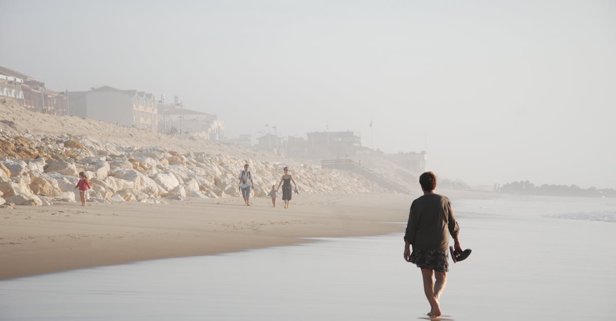 Scoprite Lacanau, una rinomata destinazione balneare sulla costa atlantica francese, famosa per le sue spiagge di sabbia fine, la varietà di sport acquatici e l'atmosfera accogliente. Godetevi una natura incontaminata incastonata tra oceano e foresta, ideale per vacanze in famiglia o con gli amici.