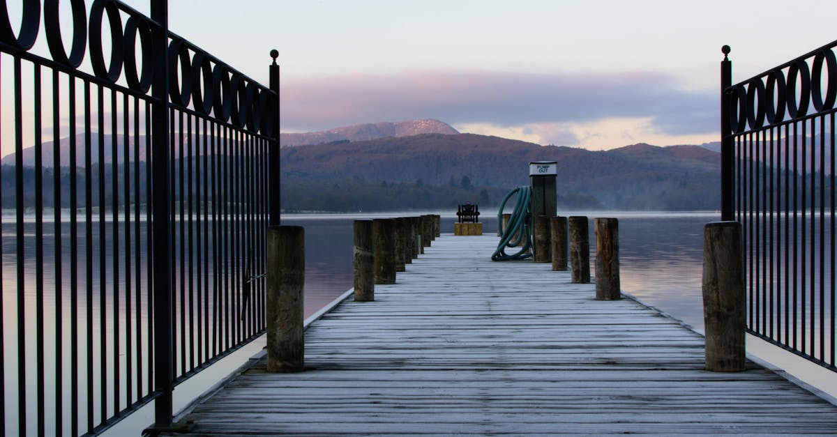 découvrez le lake district, un parc national enchanteur au royaume-uni, célèbre pour ses lacs scintillants, ses montagnes majestueuses et ses villages pittoresques. profitez d'activités en plein air, de randonnées inoubliables et d'une nature préservée dans cette région idyllique.