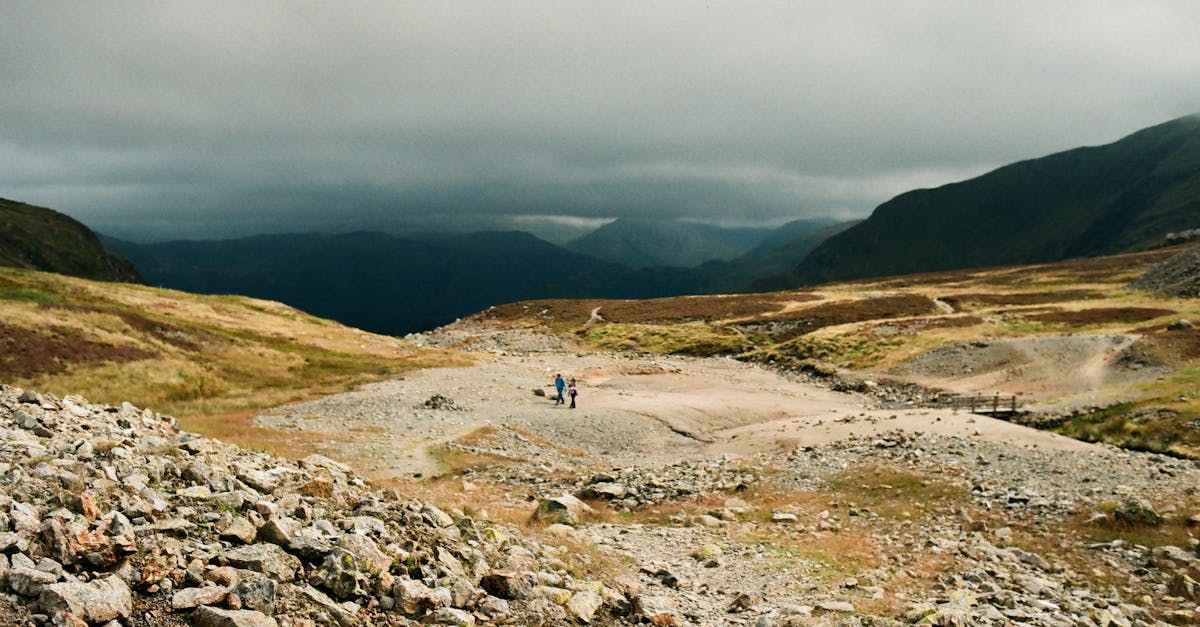 découvrez le lake district, une région pittoresque en angleterre, célèbre pour ses lacs scintillants, ses montagnes majestueuses et ses paysages à couper le souffle. explorez ses charmants villages, profitez d'activités de plein air et plongez dans la paix et la sérénité de cette merveille naturelle.