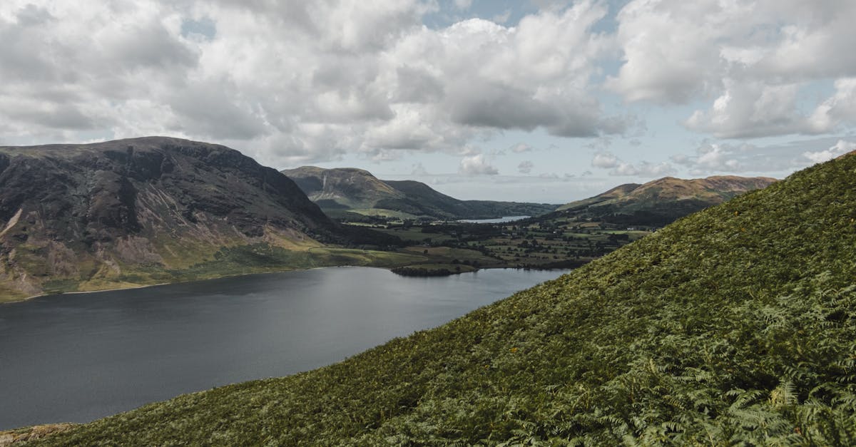 découvrez le lake district, un parc national enchanteur en angleterre, célèbre pour ses paysages époustouflants, ses lacs scintillants et ses montagnes majestueuses. profitez d'activités de plein air, de randonnées pittoresques et d'une nature préservée qui en font une destination idéale pour les amoureux de la nature.