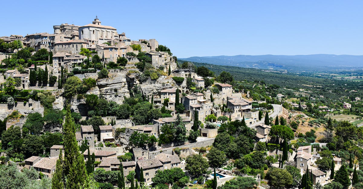 Las rutas de senderismo por el Luberon son una forma increíble de descubrir la naturaleza en familia y divertirse. La región está repleta de senderos aptos para todas las edades, desde los más pequeños hasta los senderistas más experimentados. El sendero Bellevue, cerca de Manosque, es un ejemplo perfecto de paseo tranquilo. Este sendero pavimentado y apto para cochecitos ofrece una hermosa vista del valle del Durance y la montaña Sainte-Victoire. Consta de dos bucles en forma de 8, ideal para iniciar a los niños en el senderismo sin estrés.
