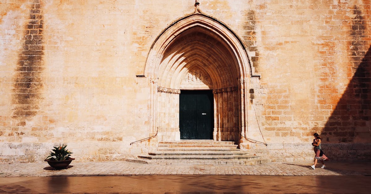 Descubra Menorca, la isla mediterránea con paisajes encantadores, playas de arena dorada y aguas cristalinas. Embárquese en una aventura a través de sus sitios históricos, pueblos con encanto y saboree la deliciosa gastronomía local. Menorca, el destino ideal para unas vacaciones inolvidables.