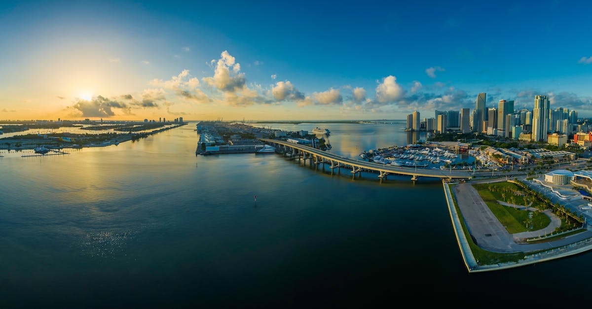 Entdecken Sie Miami, die sonnige Stadt Floridas, berühmt für ihre spektakulären Strände, ihr pulsierendes Nachtleben und ihre kulturelle Vielfalt. Erkunden Sie ikonische Viertel wie South Beach und Wynwood und genießen Sie köstliche Küche und spannende Aktivitäten das ganze Jahr über.