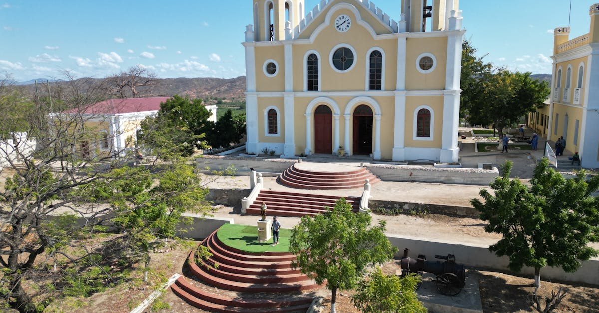 découvrez le mozambique, un pays enchanteur d'afrique de l'est, célèbre pour ses plages paradisiaques, sa culture riche et sa biodiversité. explorez ses parcs nationaux, dégustez une cuisine délicieuse et plongez dans l'histoire fascinante de cette destination unique.