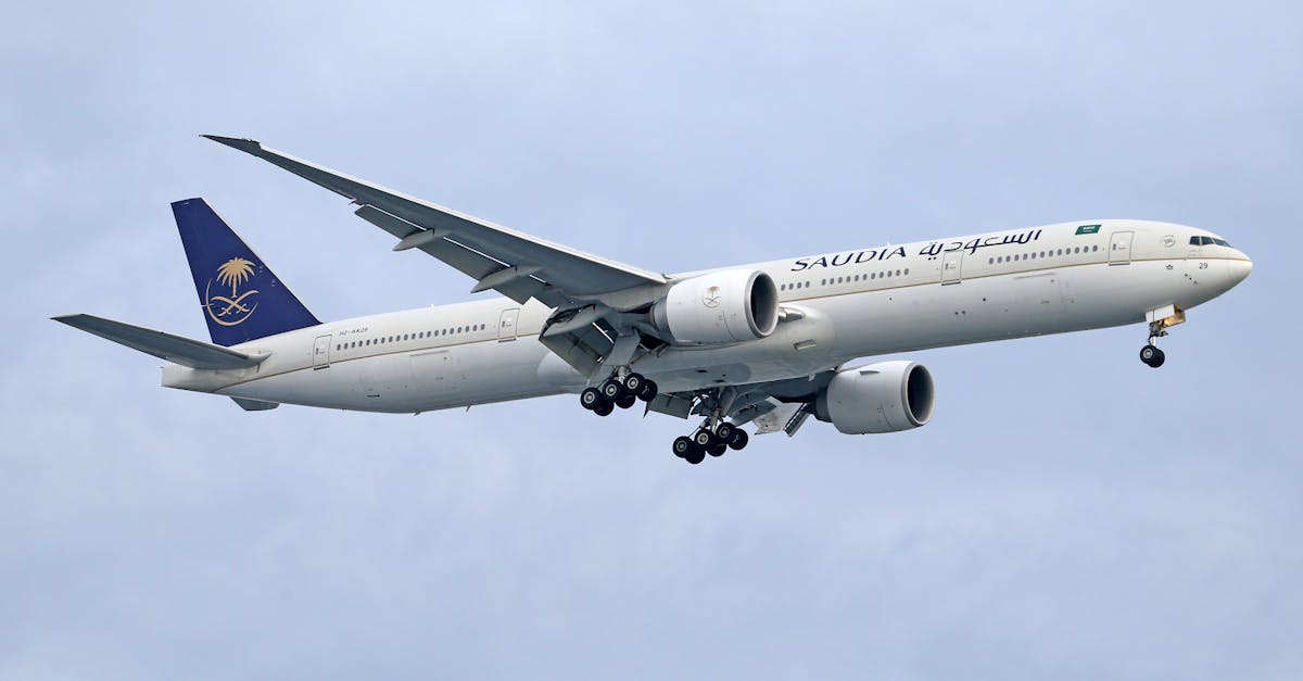 Entdecken Sie die Boeing 777, eines der effizientesten und komfortabelsten Verkehrsflugzeuge der Welt. Erfahren Sie mehr über ihre Eigenschaften, ihre Geschichte und ihren Einfluss auf die moderne Luftfahrt.