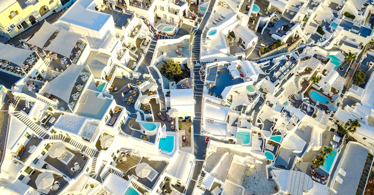 découvrez les cyclades, un archipel envoûtant de la mer égée, célèbre pour ses paysages à couper le souffle, ses plages de sable fin, ses villages blanchis à la chaux et son atmosphère enchanteresse. partez à l'aventure à travers ces îles idylliques, imprégnez-vous de la culture locale et savourez la délicieuse cuisine méditerranéenne.