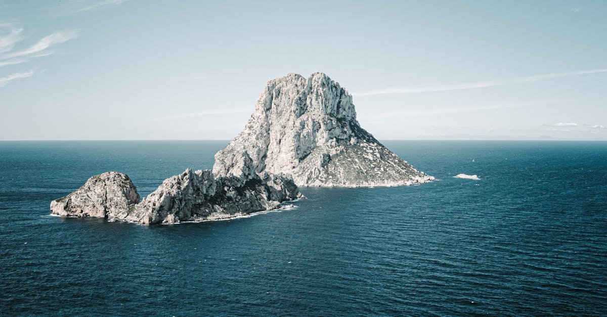 découvrez ibiza, l'île ensoleillée de la méditerranée, réputée pour ses plages paradisiaques, sa vie nocturne animée et son ambiance festive. explorez ses paysages à couper le souffle, ses villages pittoresques et sa culture unique lors de votre prochaine escapade.