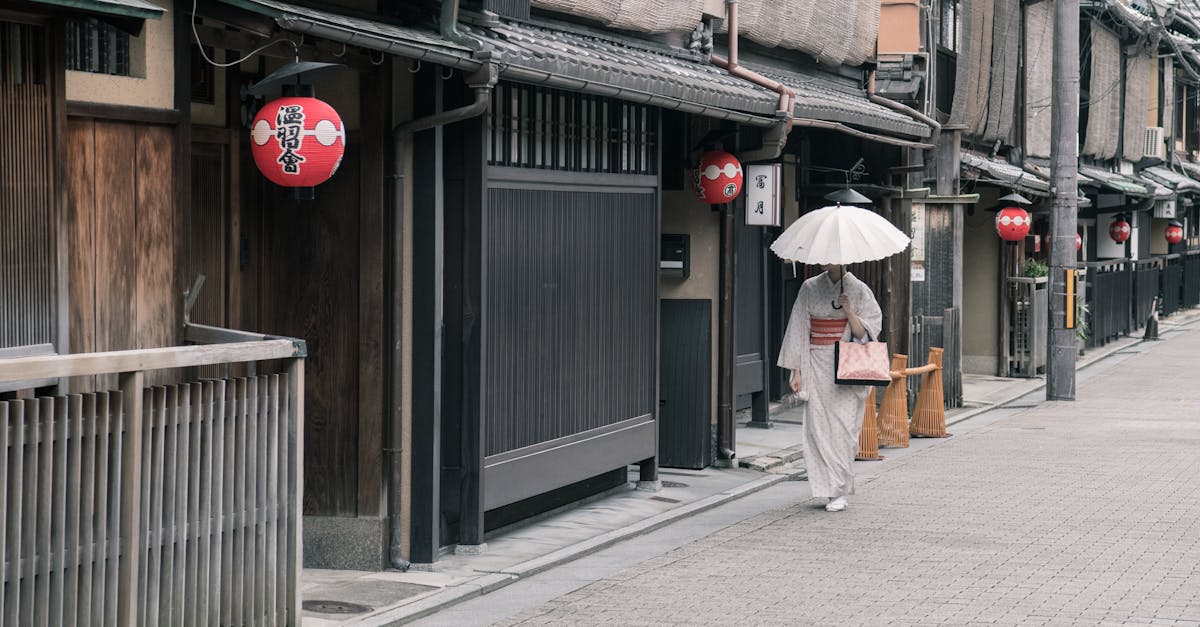 Descubre Kioto, la ciudad icónica de Japón, que fusiona tradiciones ancestrales con modernidad. Explora sus majestuosos templos, sus tranquilos jardines y su deliciosa gastronomía, mientras te sumerges en la cultura única y la fascinante historia de esta antigua capital.