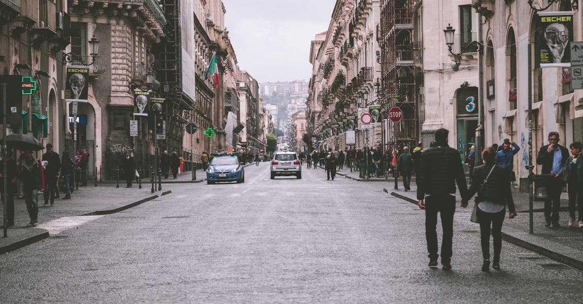 La estancia comienza en Palermo, la bulliciosa capital, donde las estrechas calles cuentan la historia milenaria de Sicilia. Dos noches le permitirán pasear por coloridos mercados como el de Ballarò, perfecto para niños curiosos por los sabores y colores locales. Visitar la Catedral de Monreale, con sus mosaicos dorados, es una delicia artística, accesible incluso para los más pequeños gracias a un recorrido especialmente diseñado.