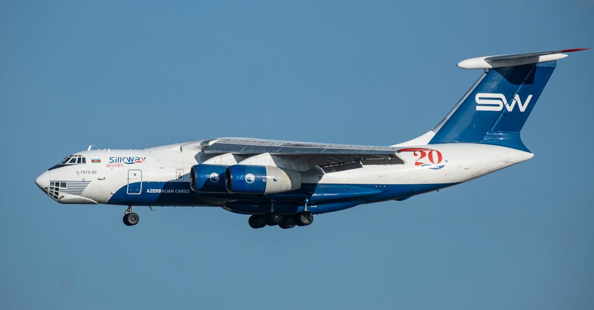 découvrez le boeing 777 : un avion long-courrier moderne alliant confort, capacité et performance, prisé par de nombreuses compagnies aériennes pour ses vols internationaux.