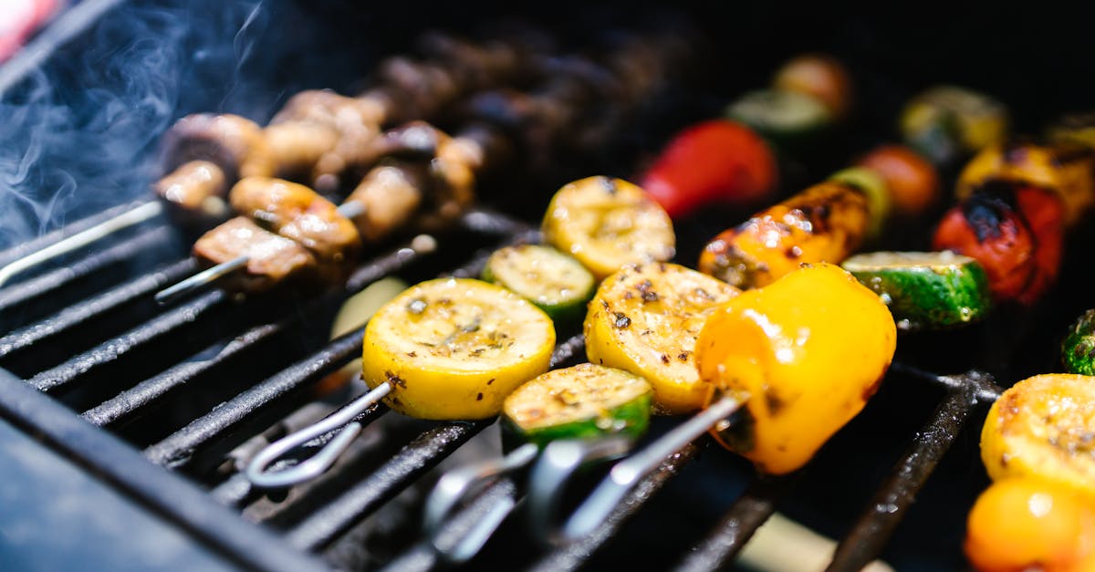Entdecken Sie alles über den Kebab, dieses leckere Sandwich türkischen Ursprungs, das für sein gegrilltes Fleisch, frisches Gemüse und köstliche Saucen geschätzt wird. Ideal für eine schnelle und leckere Pause!