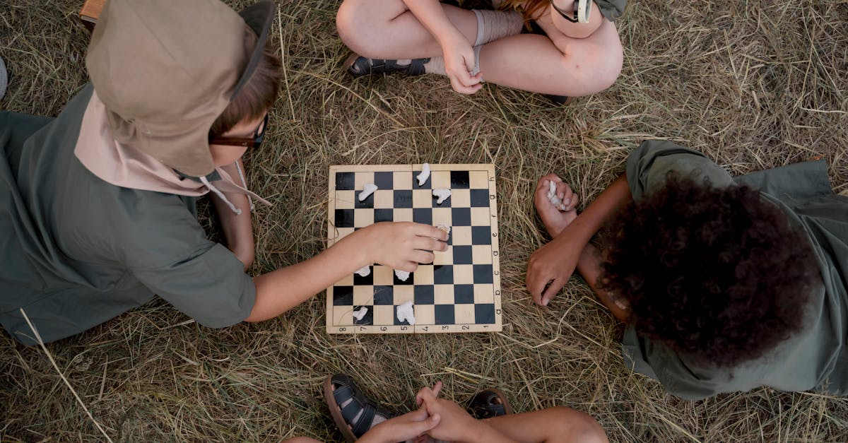 Un paso esencial en su aventura resultó ser el encuentro con la juventud local. Conscientes de que el verdadero cambio proviene del diálogo, estos scouts han aumentado los intercambios sinceros con niños, adolescentes y partes interesadas de la comunidad. Cada interacción les permitió medir la riqueza de la diversidad cultural malgache, al tiempo que identificaban necesidades concretas. Por ejemplo, durante los talleres de alfabetización o los juegos educativos, su atención se centró especialmente en las poblaciones vulnerables, en particular las que residen en zonas rurales. La cultura malgache, con sus tradiciones, leyendas y artefactos, fue el hilo conductor de su inmersión, lo que les permitió comprender mejor los problemas locales y construir una relación de confianza. Conocer a los artesanos locales, visitar mercados tradicionales o incluso participar en festivales acentuó su sentimiento de singularidad, solidaridad e intercambio mutuo.