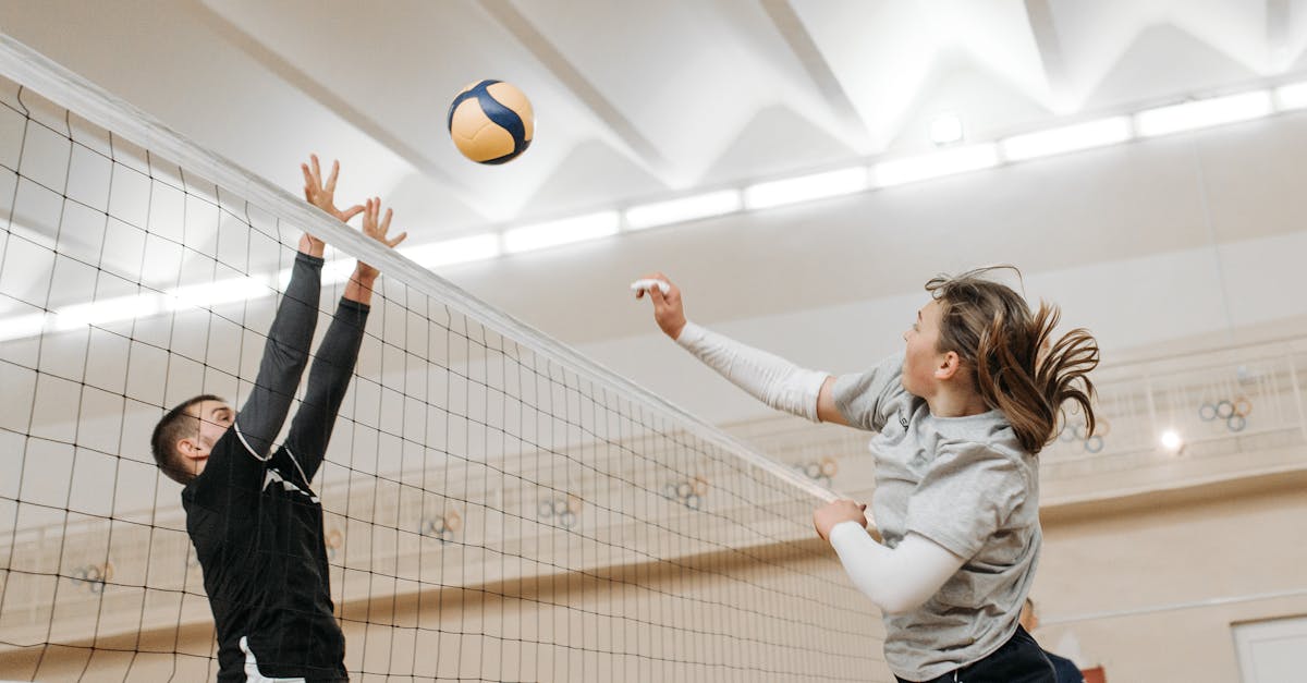 Oltre a questa spettacolare finale, è essenziale analizzare lo stato generale della pallavolo tra i giovani della regione. L'ascesa dei talenti locali riflette uno sviluppo positivo, supportato da infrastrutture moderne e programmi di allenamento specifici. Tuttavia, persistono alcune sfide, come l'accesso limitato a risorse di qualità in alcune delegazioni o la mancanza di allenatori specializzati. La competizione aiuta a preparare questi giovani permettendo loro di confrontarsi con un livello di gioco elevato, ma evidenzia anche i divari che persistono tra le diverse isole. La distribuzione diseguale delle risorse può influire sullo sviluppo armonioso dello sport in tutta la regione, rischiando di ampliare ulteriormente il divario tra le delegazioni di maggior successo e le altre. Ciononostante, lo scopo di questi eventi rimane quello di unire e amplificare la passione, creando un circolo virtuoso di emulazione e progresso collettivo. La Regione, attraverso le sue iniziative, deve incoraggiare una copertura più equa della pallavolo per garantire una crescita sostenibile e inclusiva. Il futuro di questi giovani talenti rappresenta un pilastro strategico per il futuro sportivo regionale.