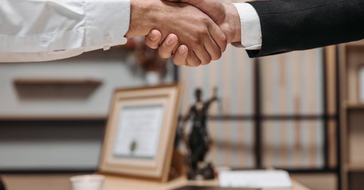 Esto permite comprender mejor cómo este enfoque se integra en un plan de recuperación más amplio. Para respaldar esta iniciativa, se ha creado un equipo dedicado a analizar todos los contratos con proveedores de energía, en particular los celebrados con empresas privadas y arrendadores de unidades térmicas. Estos contratos, a menudo opacos, se revisarán progresivamente para identificar aquellos que contengan cláusulas abusivas o excesivas. El gobierno pretende replantear por completo la gestión de la empresa, manteniendo el objetivo de garantizar un suministro estable y asequible para todos.