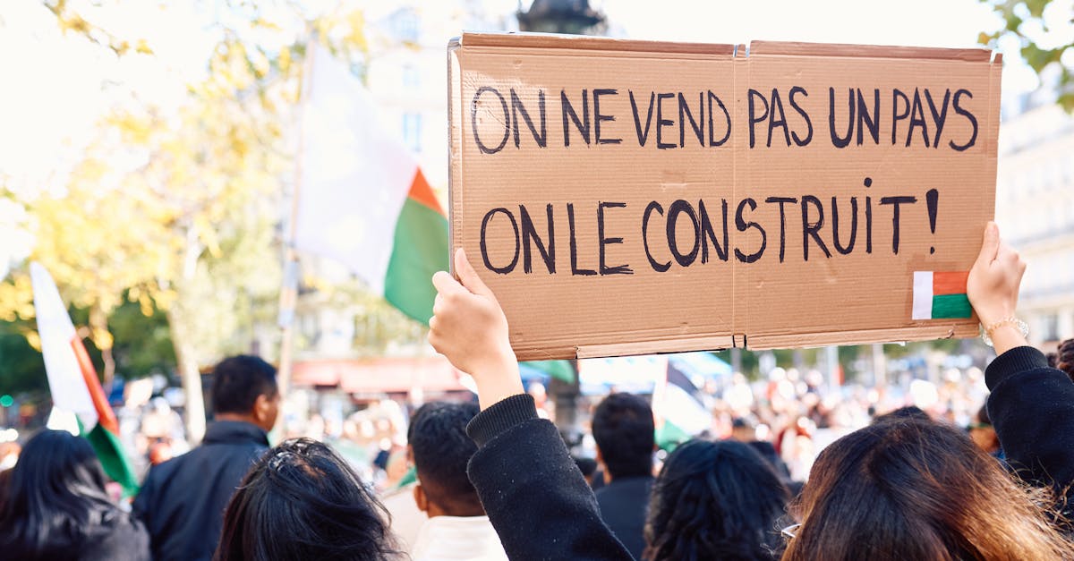 من خلال هذا الحراك، يُعبّر شباب مدغشقر عن رغبتهم في أن يكونوا فاعلين في صنع مستقبلهم، وهو تحدٍّ كبير في ظل سعي الحكومة للحفاظ على قبضتها بكل الوسائل الممكنة، بما في ذلك القمع الوحشي والتلاعب بالجماهير. ويُجسّد الانتشار الواسع للرسائل، والتضامن الرقمي، والقدرة على التوحد حول أهداف بسيطة لكنها مؤثرة، تحولاً جذرياً: تحولاً لشباب يرفض أن يكون مجرد متفرج، ويرغب الآن في المشاركة المباشرة في تاريخ مدغشقر. ويثير استمرار هذا الالتزام تساؤلات جوهرية حول الاستقرار السياسي، ودور الشباب في الحكم، وكذلك حول مخاطر التصعيد أو استغلال هذه الطاقة الشعبية من قِبل من يسعون للحفاظ على نفوذهم.