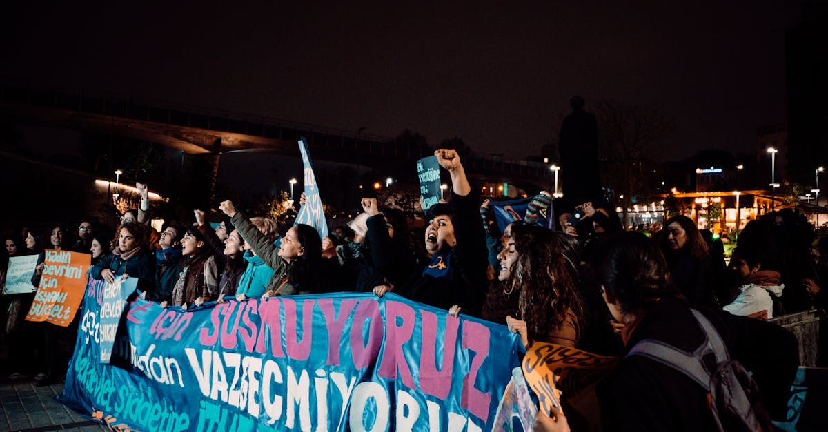 mantengono una salda linea del fronte di fronte alla decisione dell'Alta Corte Costituzionale, che ha dichiarato un vuoto di potere e indebolito il loro leader.