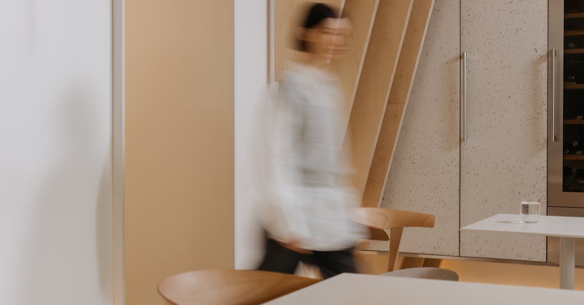 من بين هذه الدوافع، الاضطرابات الاجتماعية، والأزمة الاقتصادية، وفضائح الفساد، والتي تُشكل جميعها عوامل مُحفزة لتبرير هذه التعديلات. فعلى سبيل المثال، كانت إدارة الميزانية الوطنية لعام 2026 محط تدقيق مكثف، لا سيما بسبب الضغوط التي مارستها جهات معينة.