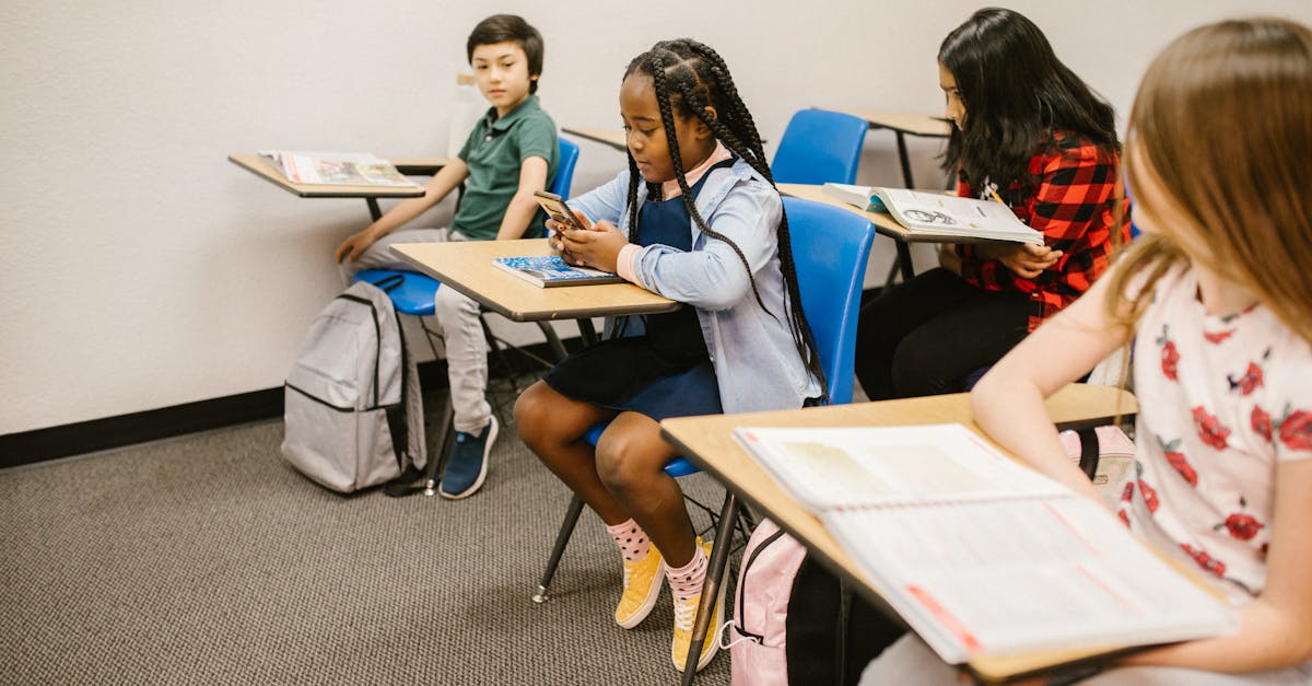 أخيرًا، باتت الحاجة إلى التنظيم، مدفوعةً بفهم أعمق للديناميكيات المؤثرة - لا سيما علم النفس الاجتماعي وعلاقته بالتفكير الجماعي وتأثير الانتشار السريع - ضروريةً لمنع هذه السلوكيات من أن تصبح أمرًا طبيعيًا. ومن خلال هذه الجهود، يجب على المجتمع إعادة بناء إطار للتبادل يليق بالديمقراطية الحديثة، حيث لا يقتصر تحسين المحتوى على الرقابة فحسب، بل يُعد جزءًا من نهج تعليمي مستدام.