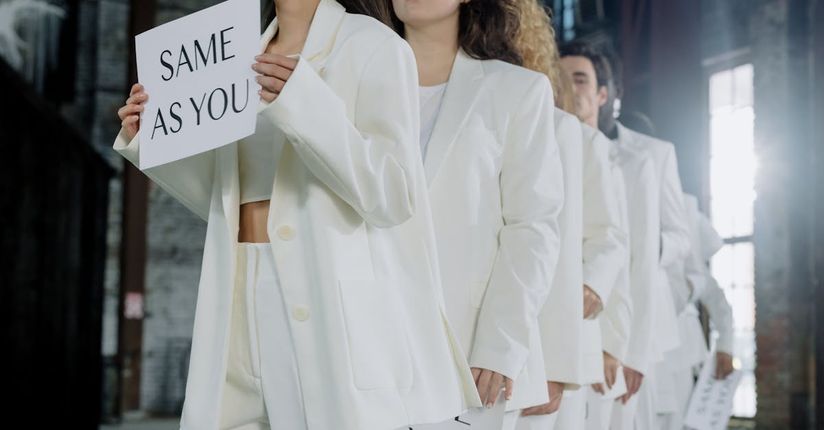 découvrez l'importance de la solidarité, ce lien essentiel qui unit les individus pour soutenir, partager et construire ensemble un avenir meilleur.