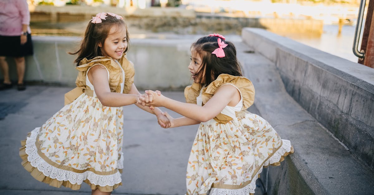 découvrez le concept de twinning : une tendance mode qui consiste à s'habiller de manière coordonnée entre amis ou en couple pour créer un style assorti et original.