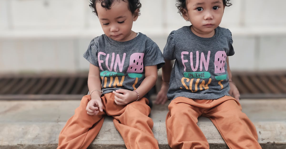découvrez le concept de twinning : une tendance mode où l'on s'habille à l'identique avec un proche pour renforcer les liens et partager un style unique.